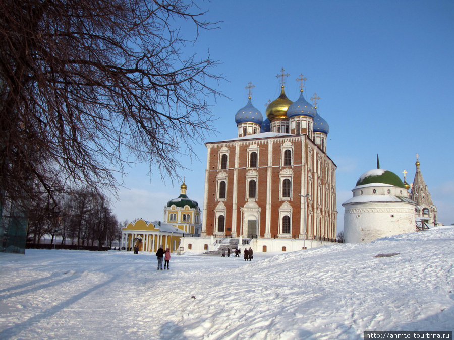 Вид на Христорождественский собор (слева), Успенский собор и Спасский монастырь (справа) с Кремлёвского Вала. Рязань, Россия