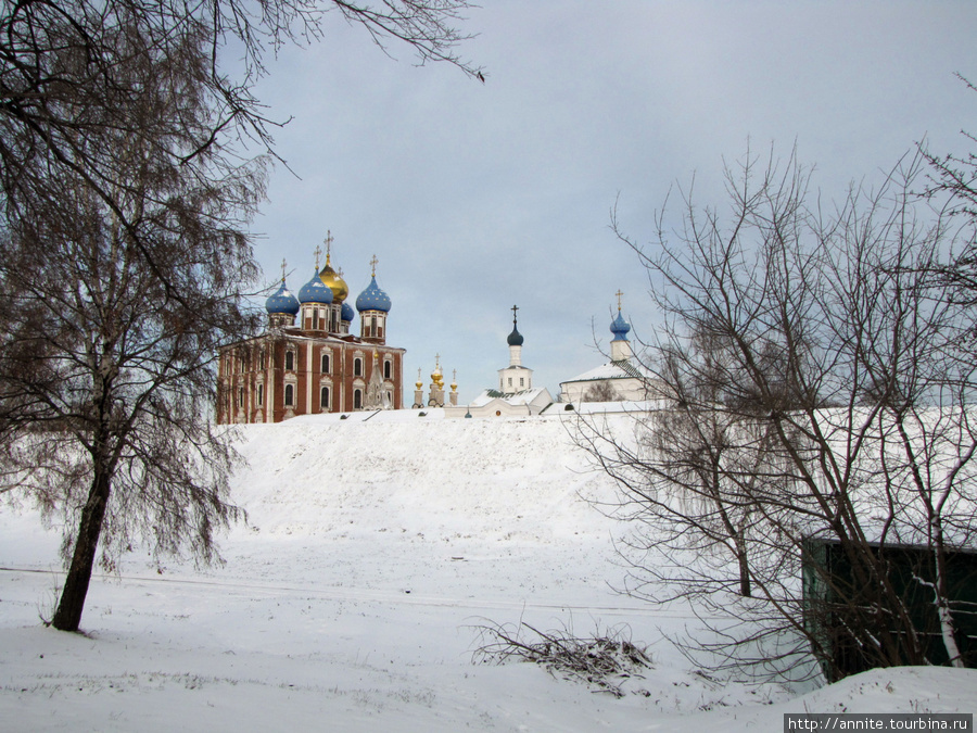 Вид на Кремлёвский вал, Успенский собор и Спасский монастырь с автодороги. Рязань, Россия