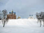 Вид на Кремлёвский вал, Успенский собор и Спасский монастырь с автодороги.