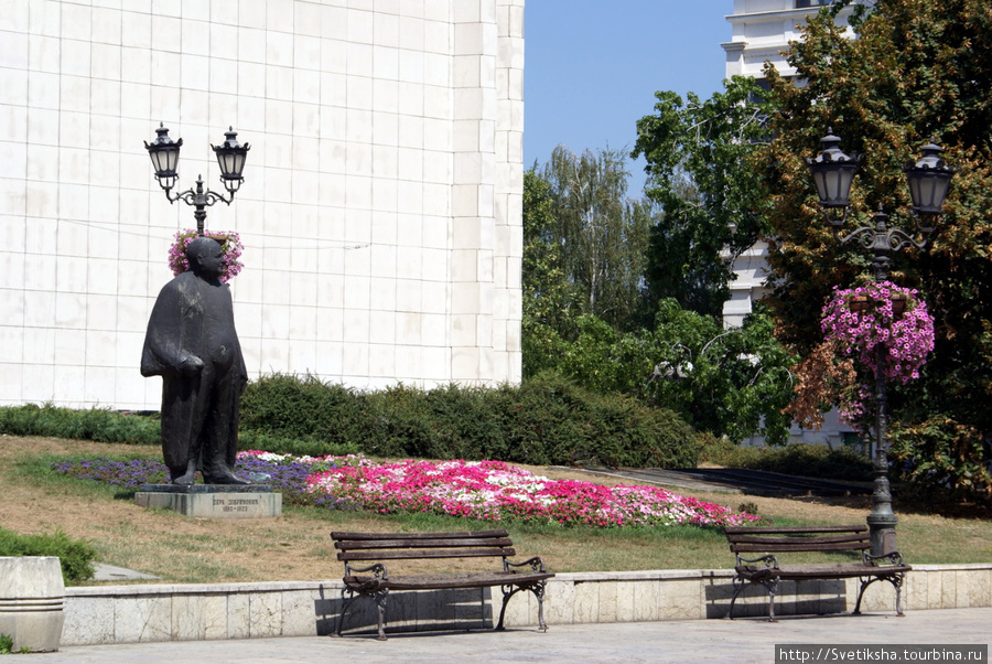 Цветная корова в саду Нови-Сад, Сербия