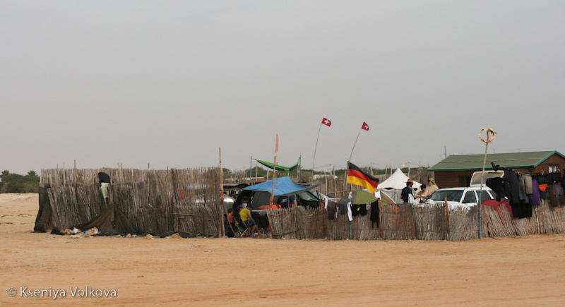 Серф-кэмп на берегу. Многие европейцы приезжают сюда прямо в домиках на колесах. Дахла, Западная Сахара