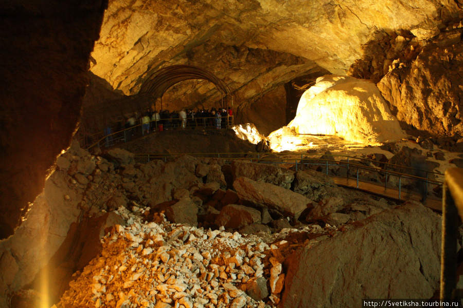 Линия метро в пещере