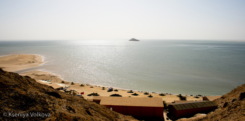 Вид на лагуну с вершины дюн над кайт-кэмпом kitemorocco Дахла, Западная Сахара