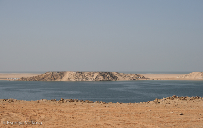 Впереди за дюнами и лагуной виднеется океан — от него лагуну отделяет коса шириной в 3 км Дахла, Западная Сахара