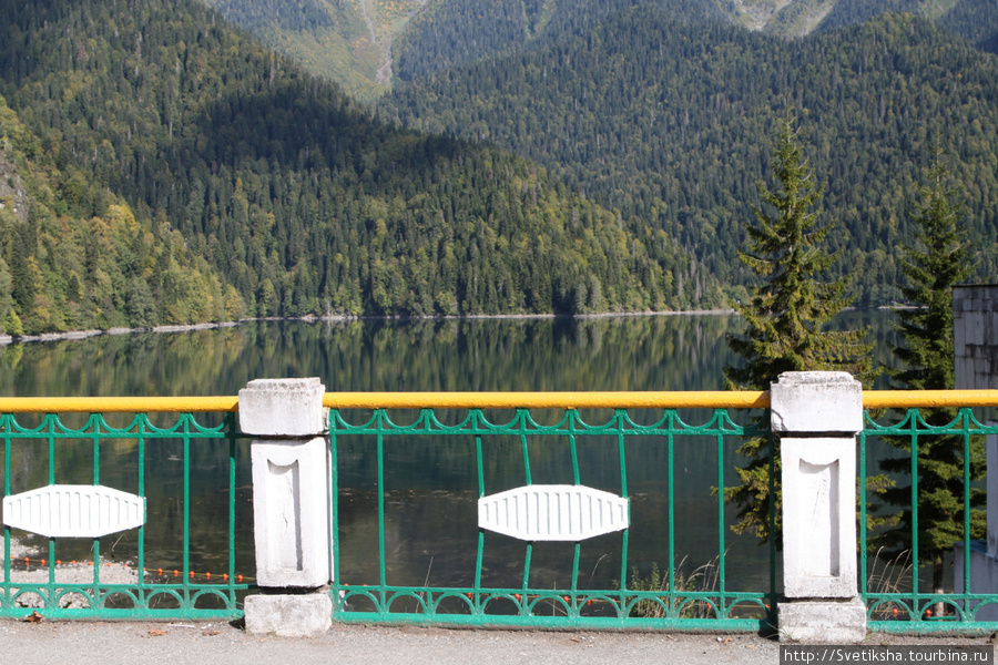Вид с моста на озеро Рица Рица Реликтовый Национальный Парк, Абхазия