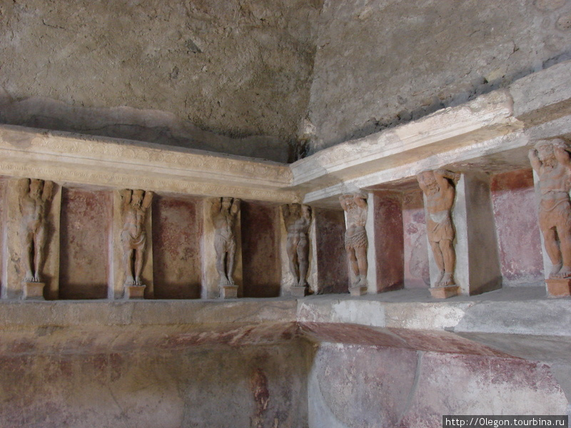 Из под многометрового слоя пепла Помпеи, Италия
