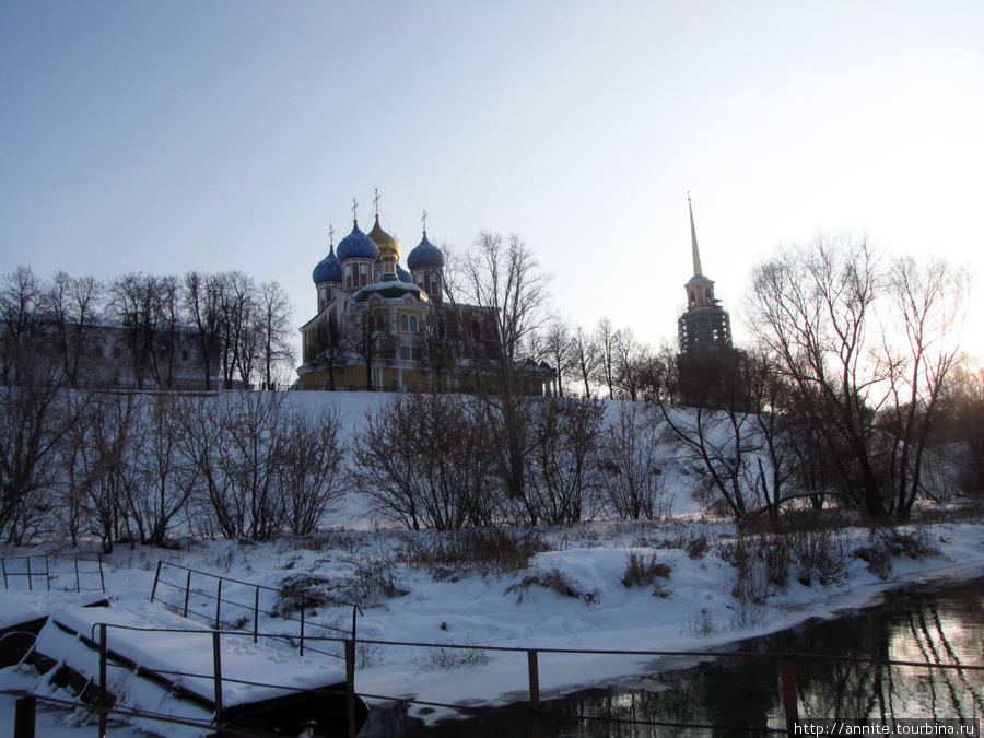 Вид на Кремль с плавучего мостика. Рязань, Россия