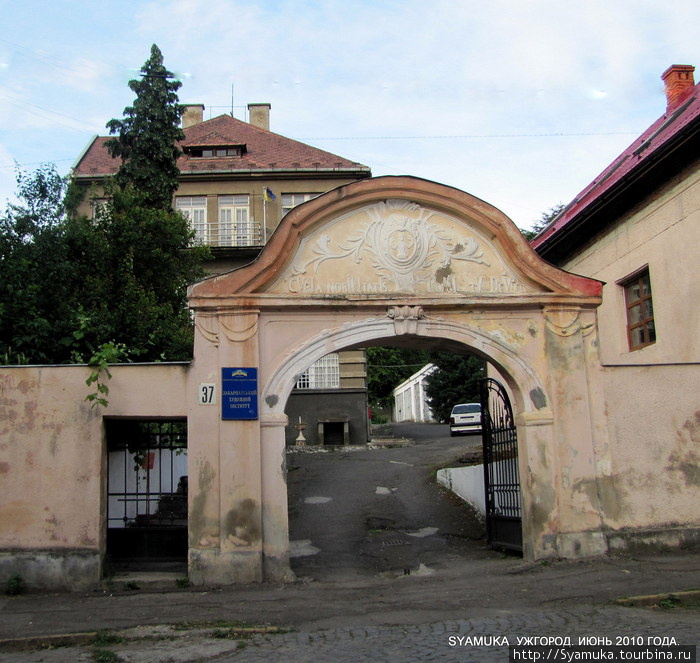 Недалеко от синагоги находится Закарпатский художественный институт. Ужгород, Украина