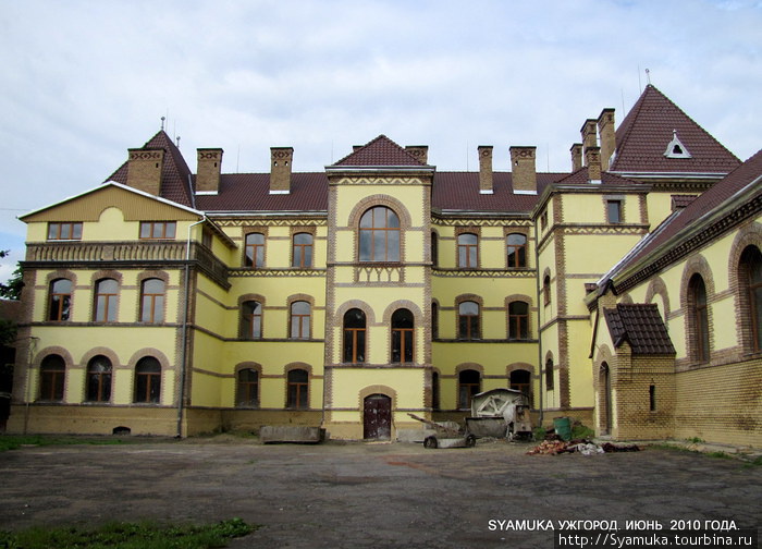Словацкая школа. Вид со двора. Ужгород, Украина