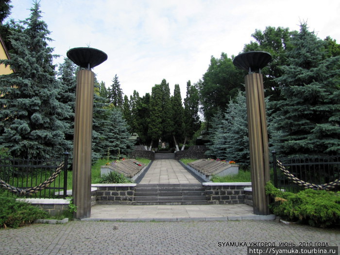 Ни одной оскверненной могилы, ни одного разрушенного памятника! Тишина... покой... плиты... голубые ели... цветы... списки захоронений, расположенные по обе стороны от аллеи... Ужгород, Украина