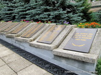 На одной из плит выбиты слова: Здесь похоронены воины Советской Армии, павшие в боях за освобождение нашей Родины.
