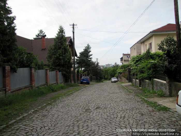 Вокруг — крепкие дома, мощеные улицы, маленькие палисадники... Ужгород, Украина