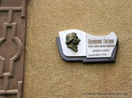 Памятный знак Великому Гоголю к 200-летию со дня рождения от почитателей, установленный в 2009 году на одном из домов улицы Н.Гоголя.