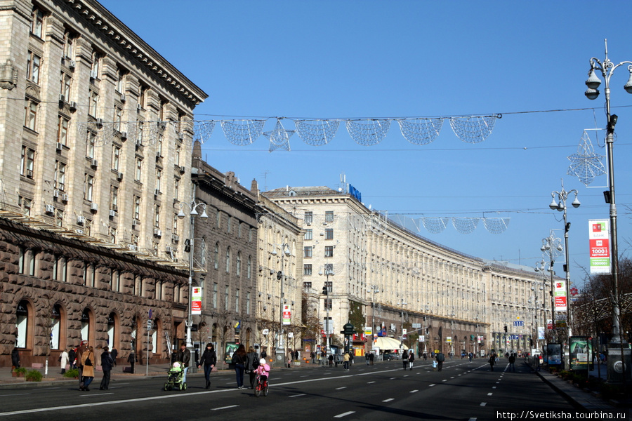 По субботам Крещатик перекрывают, и по нему можно гулять пешком по всей ширине Киев, Украина