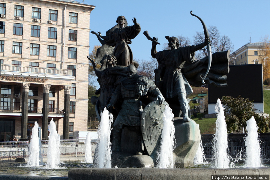 Памятник отцам-основателям Киева — Кию, Щеку, Хориву и сестре их Лыбеди. Киев, Украина