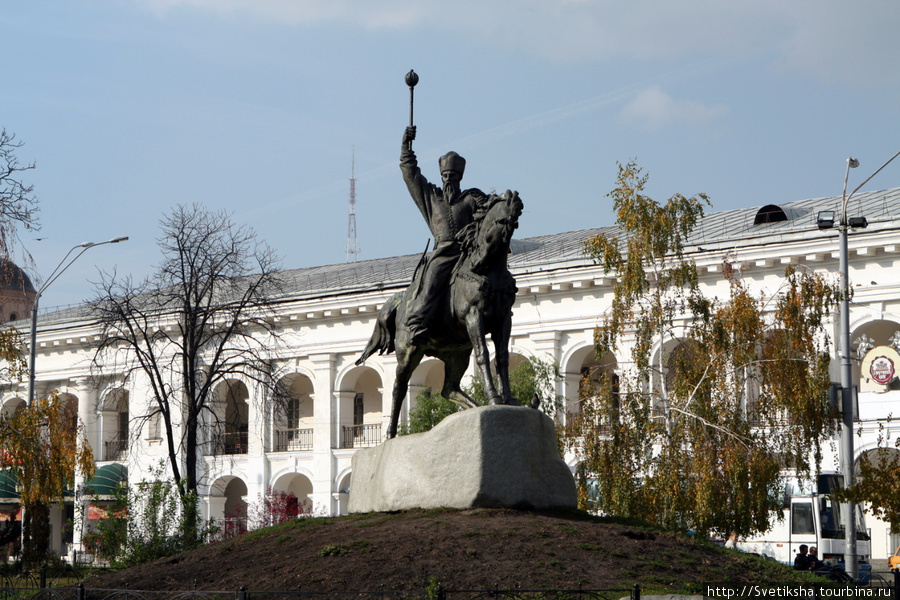 Памятник кому-то известному, не помнб кому. Не подскажете? Киев, Украина