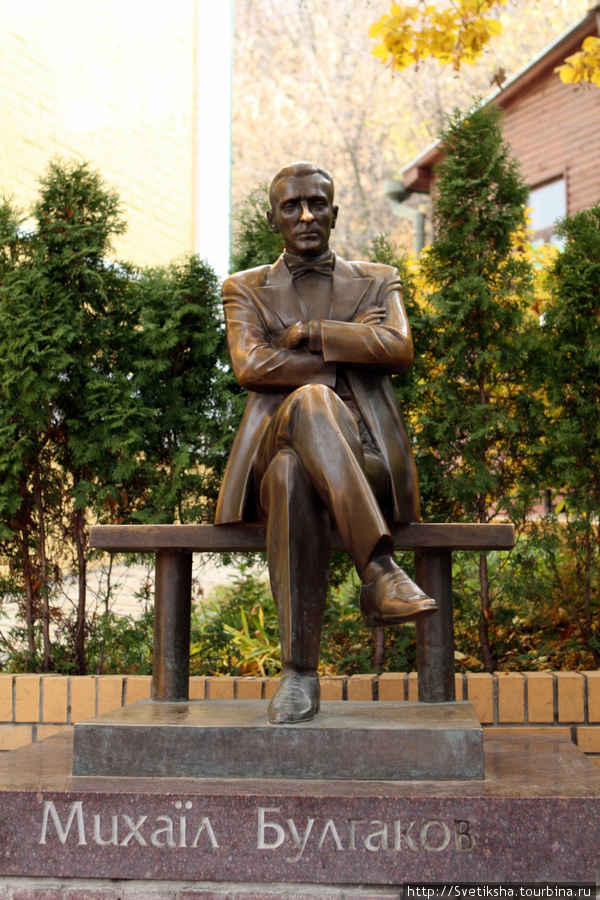 Памятник Михаилу Булгакову на Андреевском спуске Киев, Украина