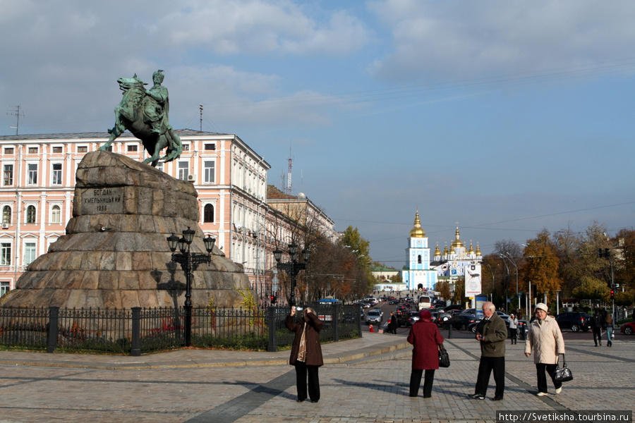 Памятник Богдану Хмельницкому и вид на Михайловский монастырь Киев, Украина