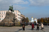 Памятник Богдану Хмельницкому и вид на Михайловский монастырь