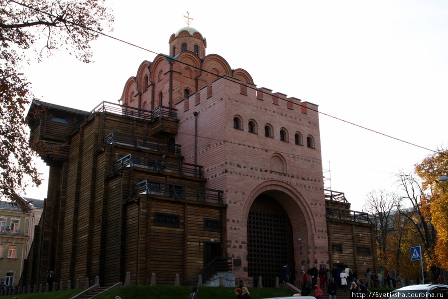 Золотые ворота, древние ворота скрыты под новостроем, их можно увидеть только если зайти внутрь Киев, Украина