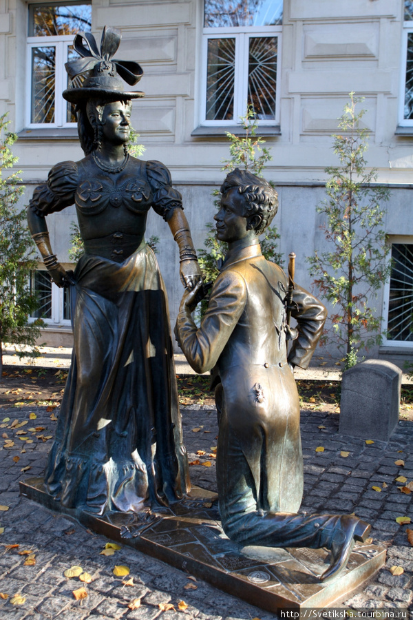 Памятник Памятник Голохвастову и Проне Прокоповне. Они будучи бедными, прикидывались богатыми. Киев, Украина
