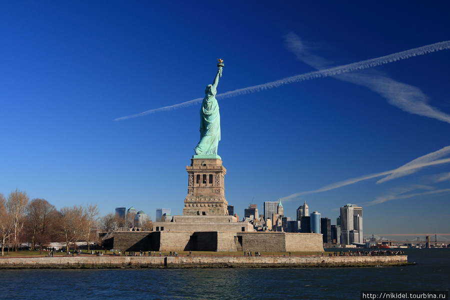 вид на Статую Свободы и Манхэттан Нью-Йорк, CША