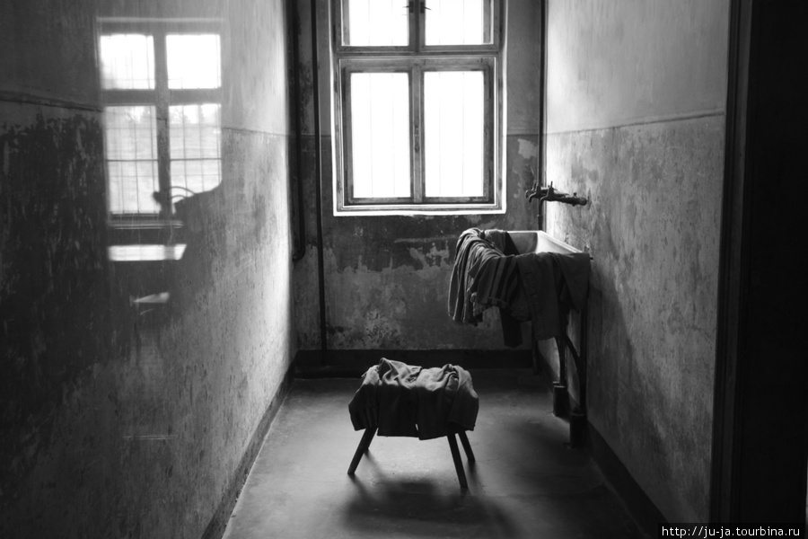 В некоторых бараках представлены музейные экспозиции, в некоторых воссозданы интерьеры камер... Освенцим, Польша