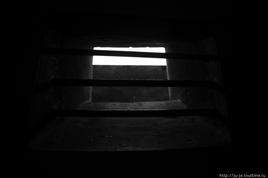 Окно в одной из камер. Освенцим, Польша