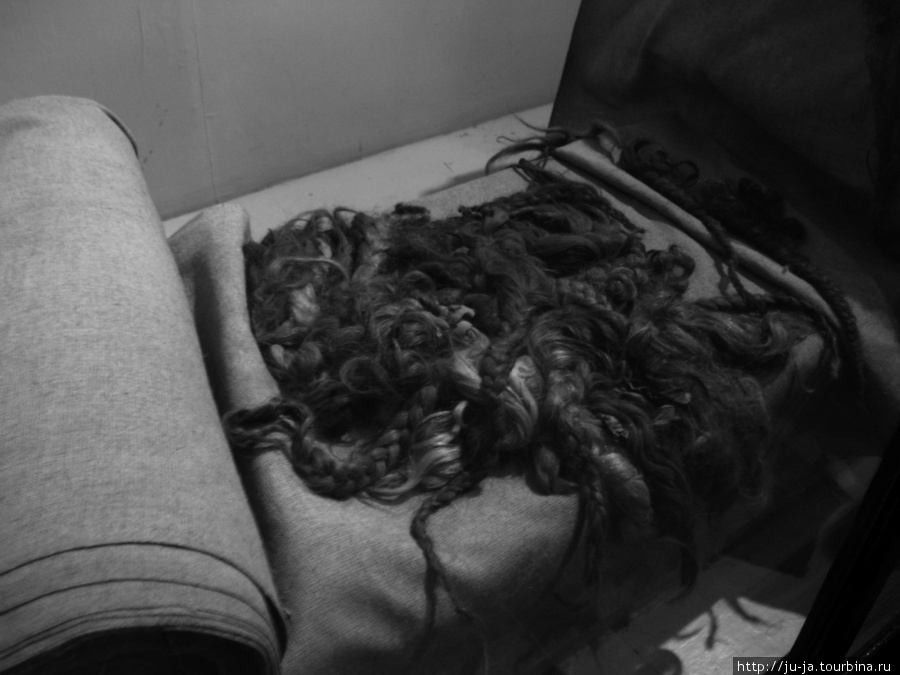 Волосы убитых в Освенциме еврейских женщин... В одном из залов музея выставлено 2 тонны женских волос... И это только то, что нацисты не успели отправить на пром.переработку. Освенцим, Польша