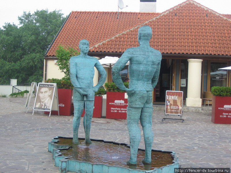 Знаменитая скульптура писающих мужчин в бассейн, контур которых повторяет очертания Чехии. Находится во дворе музея. Прага, Чехия