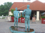 Знаменитая скульптура писающих мужчин в бассейн, контур которых повторяет очертания Чехии. Находится во дворе музея.