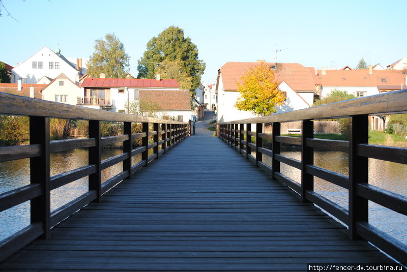 Этот простенький мост через озеро подарили Телчу швейцарцы Телч, Чехия