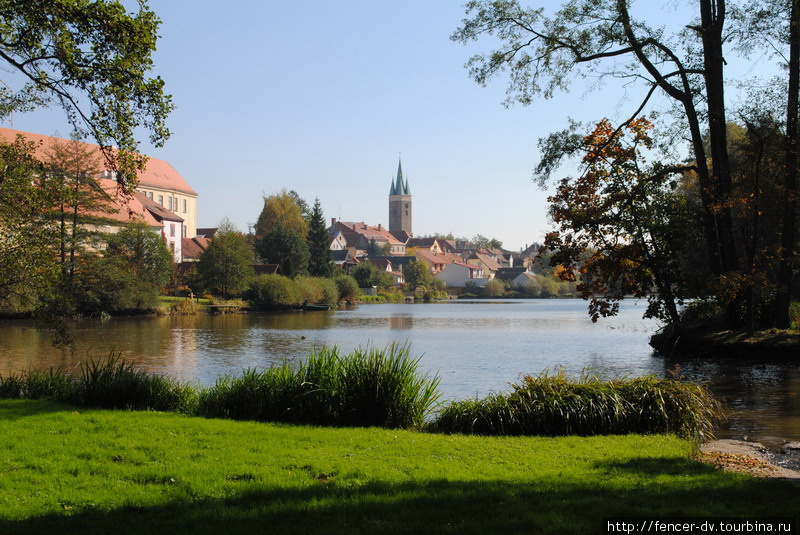 Вид на озеро из замкового парка Телч, Чехия