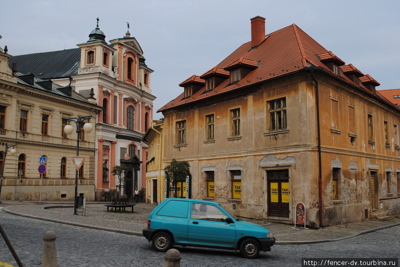 Эта картинка лучше всего дает представление о современной Кутна-Горе: исторические дома, разруха и дешевые старые машины, отражающую крайне бедную и скучную жизнь чешской провинции. Кутна-Гора, Чехия