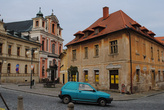 Эта картинка лучше всего дает представление о современной Кутна-Горе: исторические дома, разруха и дешевые старые машины, отражающую крайне бедную и скучную жизнь чешской провинции.