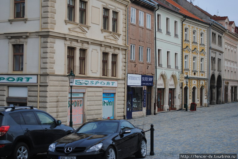 В исторических домах центра теперь самые нелепые магазины с уродливыми вывесками Кутна-Гора, Чехия