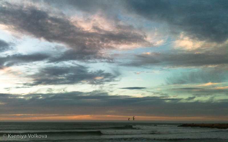 Закат над Атлантикой: кайтеры все еще катаются. Дахла, Западная Сахара