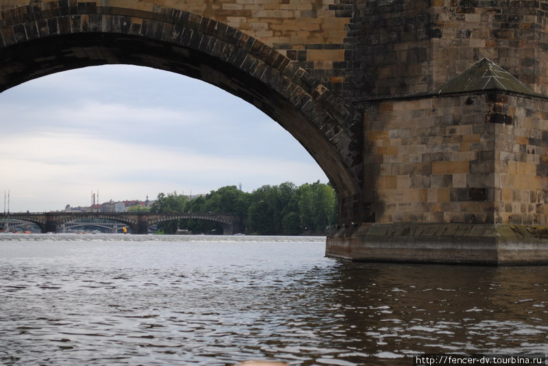 Почти весь мост пережил реставрацию. Только нескольким опорам много сотен лет. Прага, Чехия