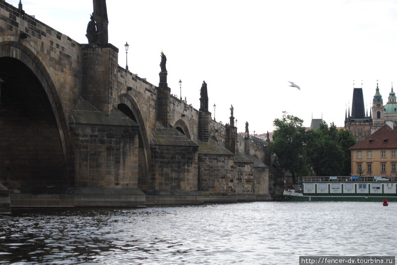 Знамениты фигуры моста с непривычной стороны Прага, Чехия