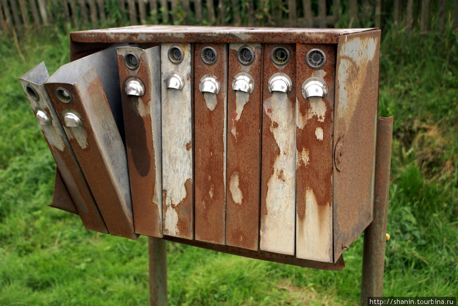 Старые — еще немецкие — почтовые ящики до сих пор используют по прямому назначению. Багратионовск, Россия