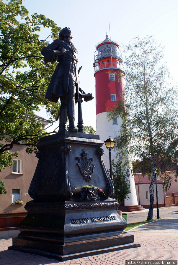 Памятник Петру Первому и маяк в Балтийске Балтийск, Россия