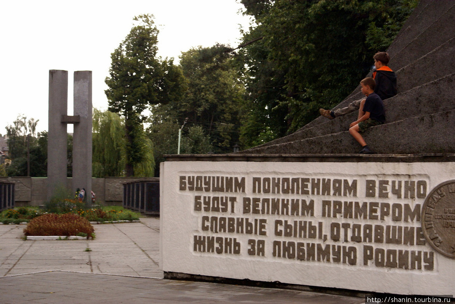 У памятника героям Великой Отечественной войны в Гвардейске Гвардейск, Россия