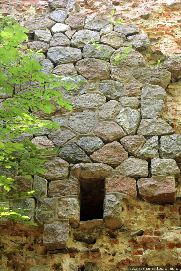 Каменная стена и маленькое окно башни Бисмарка Калининградская область, Россия