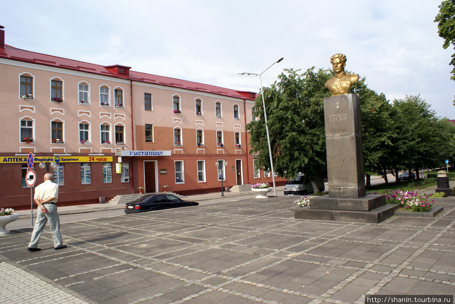 Памятник Гусеву на площади у моста через реку Писса Гусев, Россия