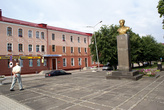 Памятник Гусеву на площади у моста через реку Писса