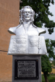 Памятник основоположнику литовской художественной литературы Кристионасу Донелайтису, уроженцу города Гусев