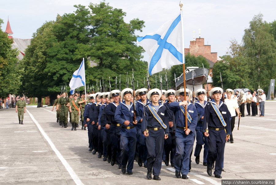 Моряки маршируют под андреевским флагом Балтийск, Россия