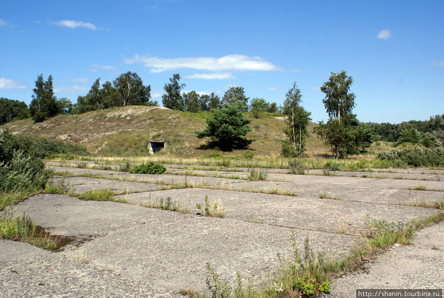 Подземный ангар на краю аэродрома Балтийск, Россия