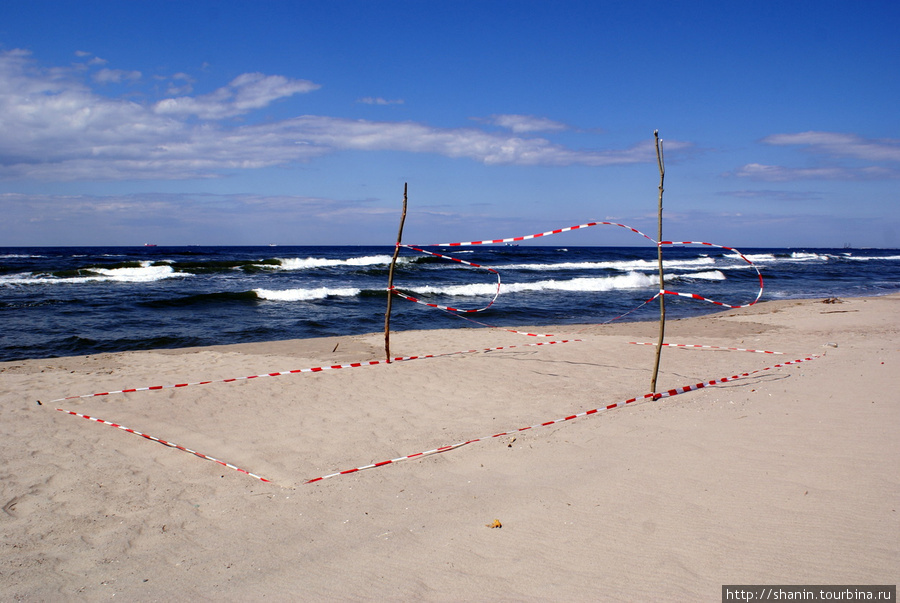 Пляжный волейбол на берегу Балтийского моря — очень ветрено Балтийск, Россия