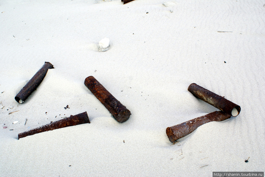 Ржавые гильзы на песке — мины под песком Балтийск, Россия